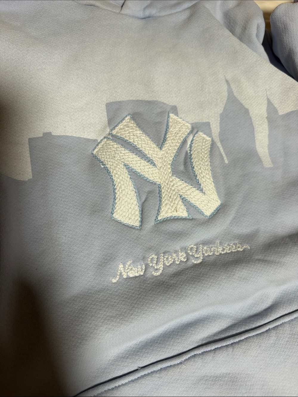 MADHAPPY × MLB &
NY YANKEES FLEECE HOODIE IN SKY BLUE - Picture 2 of 4